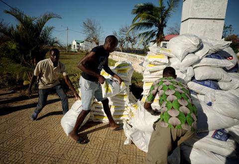 Workers offload food aid from a South African National Defence Force helicopter in the aftermath of Cyclone Idai in Buzi, near Beira, Mozambique, March 25, 2019. PHOTO BY REUTERS/Mike Hutchings