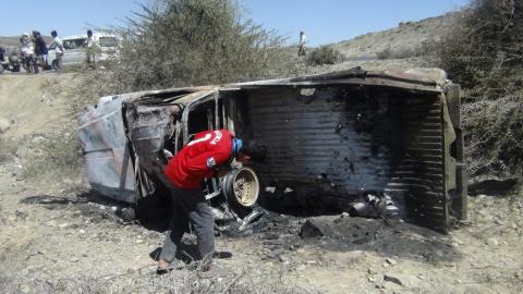 A boy looks at the wreckage of a car hit by an air strike in the central Yemeni province of al-Bayda April 19, 2014. The air strike killed 13 suspected al Qaeda militants in the central Yemeni province of al-Bayda, security and tribal sources said.