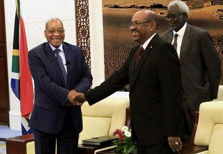 Sudan's President Omar al-Bashir greets his South African counterpart Jacob Zuma (L) at the Palace in Khartoum, February 1, 2015. PHOTO BY REUTERS/ Mohamed Nureldin Abdallah