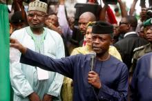 Nigeria's Vice-President Yemi Osinbajo flags off the clean-up in Ogoni land Bodo, Nigeria, during the start of an exercise to clean up pollution in Ogoniland, June 2, 2016. PHOTO BY REUTERS/Afolabi Sotunde