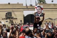 A supporter of president Hosni Mubarak