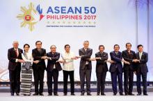 Association of Southeast Asian Nations (ASEAN) leaders link arms during the opening ceremony of the 30th ASEAN Summit in Manila, Philippines April 29, 2017. PHOTO BY REUTERS/Mark Crisanto