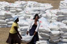 Villagers collect food aid provided by the United Nations World Food Programme (WFP) at a distribution point in Bhayu, Zimbabwe, September 14, 2016. PHOTO BY REUTERS/Philimon Bulawayo