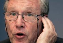 Israeli novelist Amos Oz speaks during a news conference in Oviedo, October 23, 2007. PHOTO BY REUTERS/Eloy Alonso