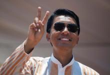 Madagascar Presidential candidate Andry Rajoelina salutes his supporters during a campaign rally at the Coliseum stadium in Antananarivo, Madagascar, November 3, 2018. PHOTO BY REUTERS/Malin Palm