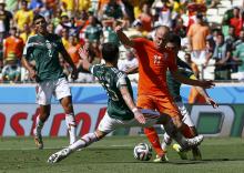 Arjen Robben (2nd R) of the Netherlands is challenged by Mexico's Hector Moreno (L) and Rafael Marquez during their 2014 World Cup round of 16 game at the Castelao arena in Fortaleza