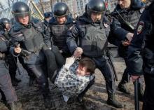 Law enforcement officers detain an opposition supporter during a rally in Moscow, Russia, March 26, 2017. PHOTO BY REUTERS/Maxim Shemetov