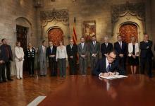 Catalonia's President Artur Mas signs a decree calling for an independence referendum at Palau de la Generalitat (Government Palace) in Barcelona