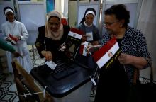 Egyptians cast their votes at a polling station during the presidential election in Cairo, Egypt, March 26, 2018. PHOTO BY REUTERS/Amr Abdallah Dalsh