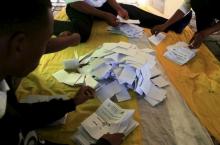 Rwanda election officials count votes as polling closes after Rwandans voted during a referendum to amend its Constitution to allow President Paul Kagame to seek a third term during next year presidential election in Rwanda's capital Kigali, December 18, 2015. PHOTO BY REUTERS/James Akena