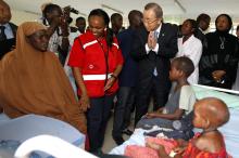 U.N. Secretary-General Ban Ki-moon (C) greets Somali refugees admitted at the UNHCR/Kenya Red Cross hospital at the Ifo 2 east camp within the Dadaab refugee complex near the Kenya-Somalia border, October 29, 2014. PHOTO BY  REUTERS/Thomas Mukoya