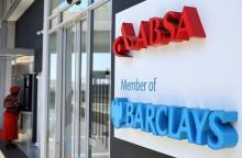 A women uses an ATM at a branch of Barclay's South African subsidiary Absa bank in Johannesburg, South Africa, March 6, 2016. PHOTO BY REUTERS/Siphiwe Sibeko