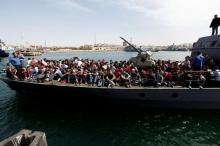 Illegal migrants arrive by boat at a naval base after they were rescued by Libyan coastguard in the coastal city of Tripoli, Libya, May 10, 2017. PHOTO BY REUTERS/Ismail Zitouny