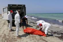 Libyan Red Crescent workers move the body of a dead migrant that was recovered by the Libyan coastguard after a boat sank off the coastal town of Zuwara, west of Tripoli, August 28, 2015. PHOTO BY REUTERS/Hani Amara