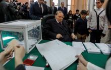 Algeria's President Abdelaziz Bouteflika signs after casting his vote during the local elections at a polling station in Algiers, Algeria, November 23, 2017. PHOTO BY REUTERS/Zohra Bensemra