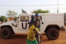 A boy dances in front of Chinese peacekeepers in Gao, Mali, August 11, 2015. PHOTO BY REUTERS/Emma Farge