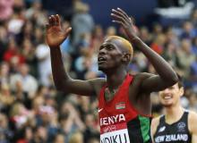 Kenya's Caleb Mwangangi Ndiku (L) wins the men's 5000m final follow by thrid place finisher Zane Robertson of New Zealand at the 2014 Commonwealth Games in Glasgow, Scotland