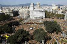 Catalan pro-independence demonstrators gather at Catalunya square during a rally in Barcelona, October 19, 2014. PHOTO BY REUTERS/Albert Gea