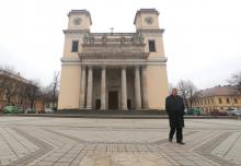 Miklos Beer, the bishop of Vac, walks in front of the cathedral in Vac, Hungary, March 9, 2017. PHOTO BY REUTERS/Laszlo Balogh