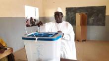 Soumaila Cisse, leader of URD (Union for the Republic and Democracy), an opposition party, casts his vote at a polling station during the presidential election in Niafunke, an area of Timbuktu, Mali, July 29 2018. PHOTO BY REUTERS/Soumaila Cisse Staff
