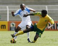 Kutyauripo David (R) of Zimbabwe tackles Kasongo Ngando of DR Congo during the African Nations Championship soccer tournament at the Bouake stadium