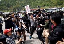 A North Korean defector tries to take an activist who opposes releasing balloons containing leaflets denouncing North Korean leader Kim Jong Un, away near the demilitarized zone in Paju, South Korea, May 5, 2018. PHOTO BY REUTERS/Kim Hong-Ji