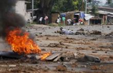 Demonstrators take cover during a protest against Burundi President Pierre Nkurunziza and his bid for a third term in Bujumbura, Burundi, May 20, 2015. PHOTO BY REUTERS/Goran Tomasevic