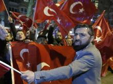 Demonstrators gather to welcome the Turkish Family Minister Fatma Betul Sayan Kaya, who decided to travel to Rotterdam by land after Turkish Foreign Minister Mevlut Cavusoglu's flight was barred from landing by the Dutch government, in Rotterdam, Netherlands March 11, 2017. PHOTO BY REUTERS/Yves Herman