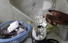 Ruth Munyao, a pharmacist, dispenses anti-retroviral (ARV) drugs at the Mater Hospital in Kenya's capital Nairobi, September 10, 2015. PHOTO BY REUTERS/Thomas Mukoya