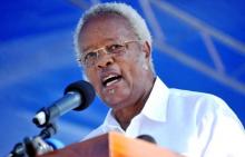 Tanzania's former Prime Minister and main opposition party CHADEMA presidential candidate Edward Lowassa addresses his final campaign rally in Jangwani playing fields on the outskirts of Dar es Salaam, October 24, 2015. PHOTO BY REUTERS/Sadi Said