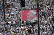 Faithful attend a mass led by Pope Francis during a two-day pastoral visit in Turin, Italy, June 21, 2015. PHOTO BY REUTERS/Giorgio Perottino