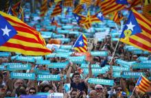 People wave separatisy Catalan flags and placards during a demonstration organised by Catalan pro-independence movements ANC (Catalan National Assembly) and Omnium Cutural, following the imprisonment of their two leaders Jordi Sanchez and Jordi Cuixart, in Barcelona, Spain, October 21, 2017. PHOTO BY REUTERS/Ivan Alvarado