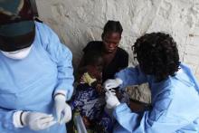 A South Sudanese girl suffering from cholera is being treated by medics in Juba Teaching Hospital in Juba, May 27, 2014. PHOTO BY REUTERS/Andreea Campeanu