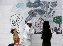 Pro-Houthi activists finish painting graffiti depicting Saudi-led air strikes on the wall of the Saudi embassy in Sanaa July 29, 2015. The writings read: "I am hungry" and "Yemen". PHOTO BY REUTERS/Khaled Abdullah