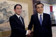 Japanese Foreign Minister Fumio Kishida (L) shakes hands with China's Premier Li Keqiang during a meeting at Zhongnanhai in Beijing, China, April 30, 2016. PHOTO BY REUTERS/Jason Lee