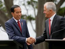 Indonesian President Joko Widodo (L) shakes hands with Australian Prime Minister Malcolm Turnbull at the end of their joint press conference in Sydney, Australia, February 26, 2017. PHOTO BY REUTERS/Jason Reed
