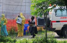 A woman and her child arrive for ebola related investigation at the health facility at the Bwera general hospital near the border with the Democratic Republic of Congo in Bwera, Uganda, June 14, 2019. PHOTO BY REUTERS/James Akena