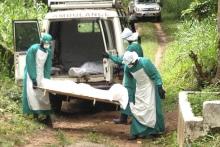 Health workers carry the body of an Ebola virus victim in Kenema, Sierra Leone, June 25, 2014. PHOTO BY REUTERS/Umaru Fofana