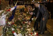 U.S. President Barack Obama and French President Francois Hollande pay their respect at the Bataclan concert hall, one of the recent deadly Paris attack sites, after Obama arrived in the French capital to attend the World Climate Change Conference 2015 (COP21), November 30, 2015. PHOTO BY REUTERS/Philippe Wojazer