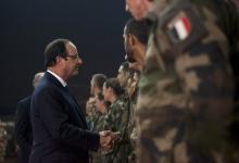 French President Francois Hollande (L) speaks with French soldiers after he paid tribute to two French soldiers who were killed overnight, in Bangui