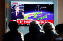 People watch a television broadcast of a news report on North Korea firing what appeared to be an intercontinental ballistic missile (ICBM) that landed close to Japan, in Seoul, South Korea, November 29, 2017. PHOTO BY REUTERS/Kim Hong-Ji