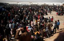 Displaced Iraqis wait to enter Hamam al-Alil camp south of Mosul, Iraq, March 10, 2017. PHOTO BY REUTERS/Suhaib Salem