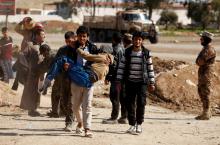 Displaced people are checked by Iraqi forces as Iraqi forces battle with Islamic State militants, in western Mosul, Iraq, March 25, 2017. PHOTO BY REUTERS/Suhaib Salem