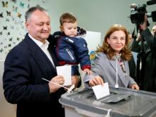 Moldova's Socialist Party presidential candidate Igor Dodon, accompanied by his wife Galina and son Nikolai, casts his vote at a polling station during a presidential election in Chisinau, Moldova, October 30, 2016. REUTERS/Gleb Garanich