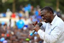 Uganda's leading opposition presidential candidate Kizza Besigye of the Forum for Democratic Change (FDC) party campaigns in Jinja industrial town, in eastern Uganda February 12, 2016, ahead of the Feb. 18 presidential election.   PHOTO BY REUTERS/James Akena