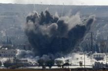 An explosion following an air-strike is seen in the Syrian town of Kobani from near the Mursitpinar border crossing on the Turkish-Syrian border in the southeastern town of Suruc in Sanliurfa province, October 28, 2014. PHOTO BY  REUTERS/Yannis Behrakis