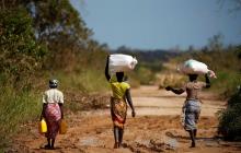 Locals leave after receiving food parcels handed out by an aid organisation after Cyclone Idai, near Dondo village outside Beira, Mozambique, March 24, 2019. PHOTO BY REUTERS/Siphiwe Sibeko