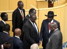 South Sudan's rebel leader Riek Machar (C) shakes hand with South Sudan's President Salva Kiir (black hat) during a peace signing attended by leaders from the region in Ethiopia's capital Addis Ababa, August 17, 2015. PHOTO BY REUTERS/Tiksa Negeri