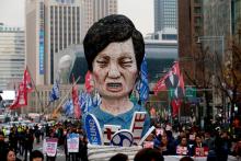 Members of Korean Confederation of Trade Unions march with an effigy of South Korean President Park Geun-hye during a general strike calling for Park to step down, in central Seoul, South Korea, November 30, 2016. PHOTO BY REUTERS/Kim Hong-Ji