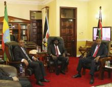 (L-R) Ethiopia's Prime Minister Hailemariam Desalegn, South Sudan President Salva Kiir and Kenya's President Uhuru Kenyatta meet in the capital Juba